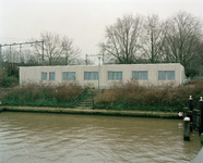 823353 Gezicht op de achterzijde van het noodgebouw voor de opvang van daklozen aan de Baden-Powellweg te Utrecht; op ...